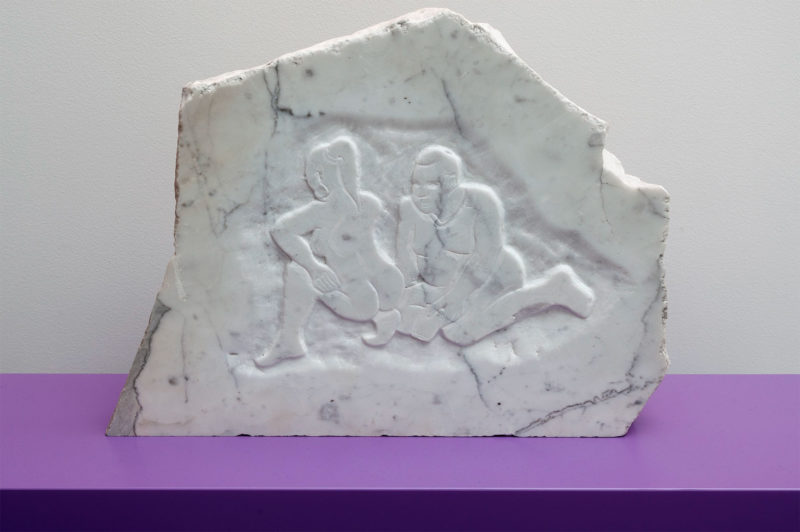 On by już z nią poświrował ale ona siedzi na telefonie — marble sculpture